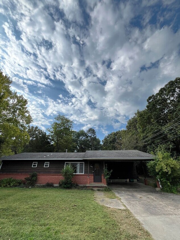 Building Photo - 1447 W Mt Comfort Rd