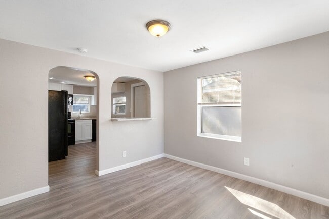 Building Photo - Cute 2bdrm/1bath with large yard & storage...