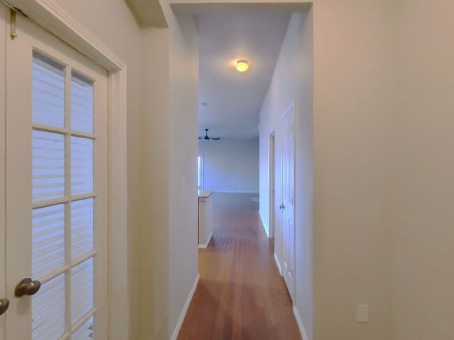 Foto del edificio - 824 Lake Grove Dr