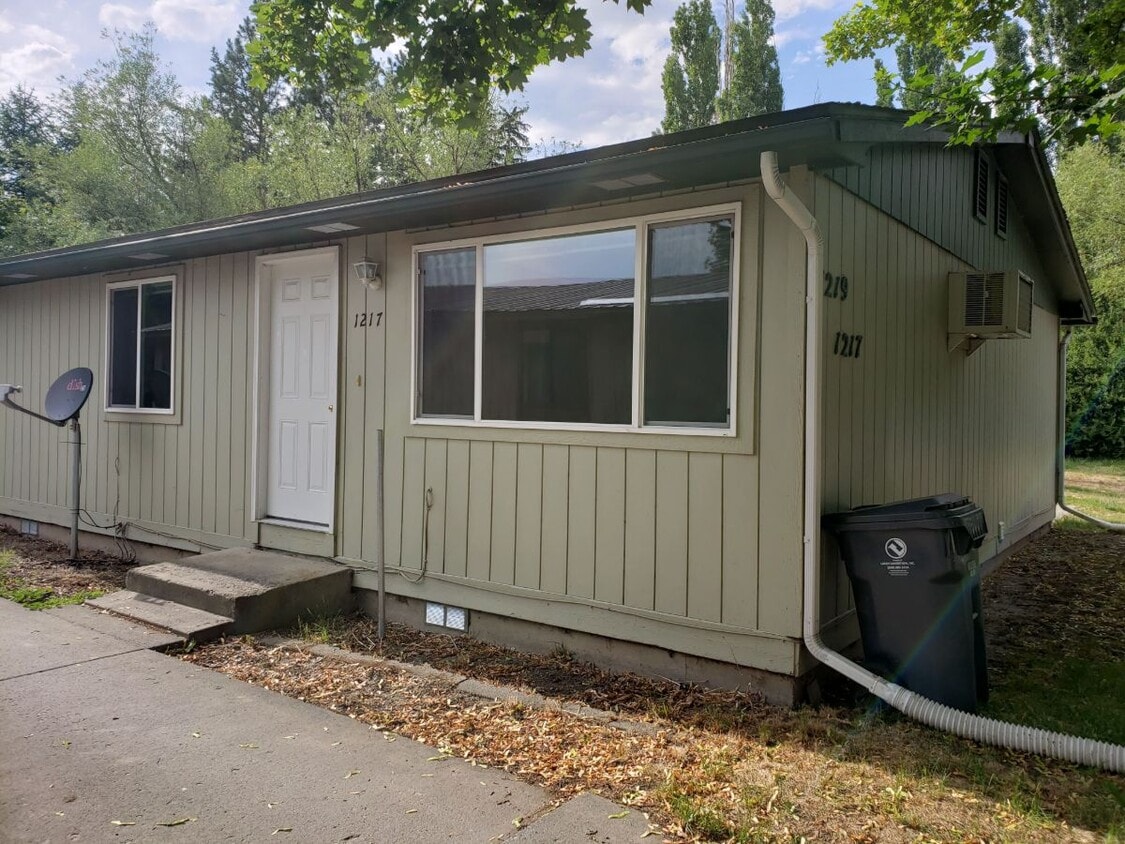 Primary Photo - 1217 Hanson Ave