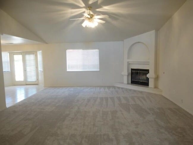 Building Photo - Great Commuting Location to HAFB & Town