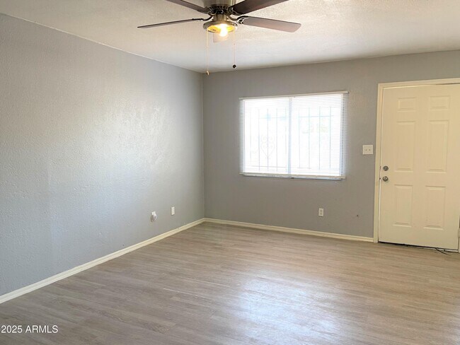 Foto del edificio - 5330 W Belleview St