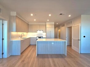 Building Photo - 737 Swann Ave