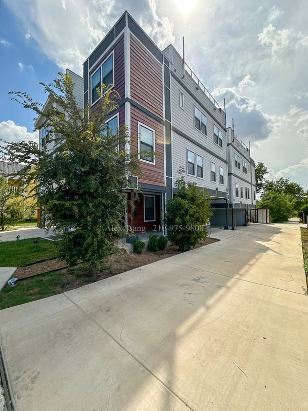 Building Photo - 225 S Pine St