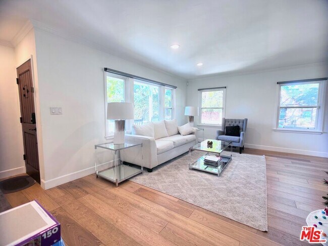 Foto del edificio - 5664 Donna Ave