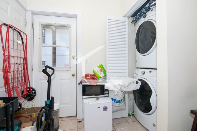 Foto del edificio - Massive Unit with Laundry in Unit, Front &...