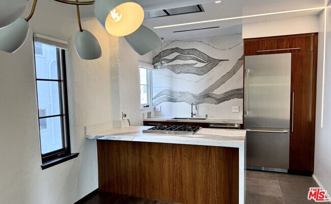 Foto del edificio - 1302 N Sweetzer Ave