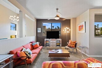 Building Photo - 930 E Palm Canyon Dr