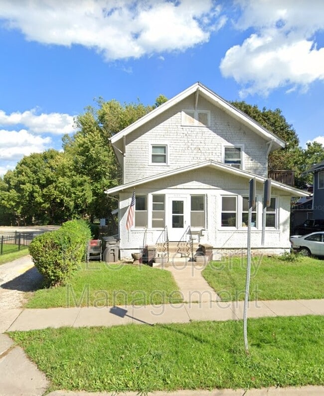 1109 42nd St Unit 2, Des Moines, IA 50311 Condo for Rent in Des