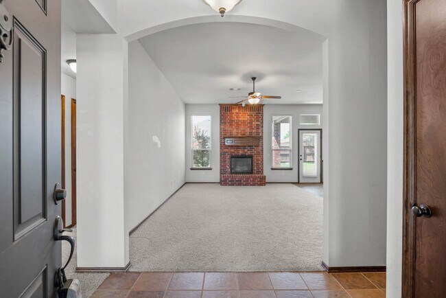 Building Photo - Beautiful 3 Bed 2 bath Home in Moore Schoo...