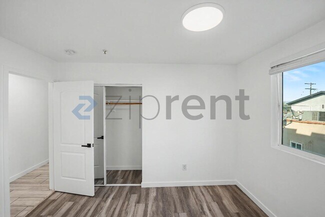 Building Photo - Unit