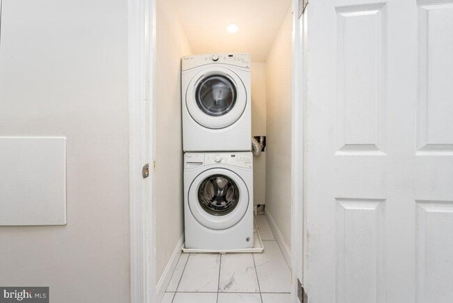 Building Photo - 71 Dolphin St