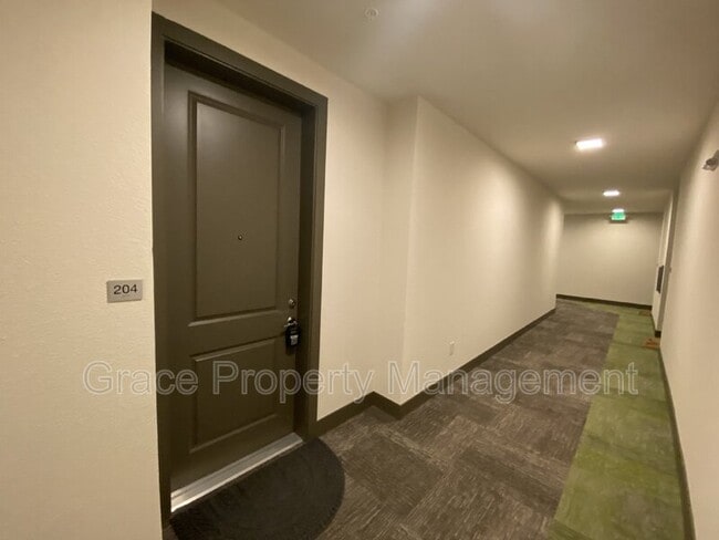 Building Photo - 981 S Sable Blvd
