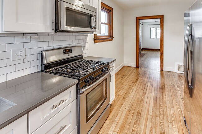 Building Photo - Beautiful 3 bedroom / 1.5 bathroom house i...