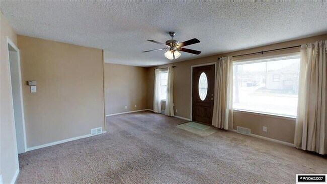 Building Photo - 3 bed, 1 bath Home For Rent
