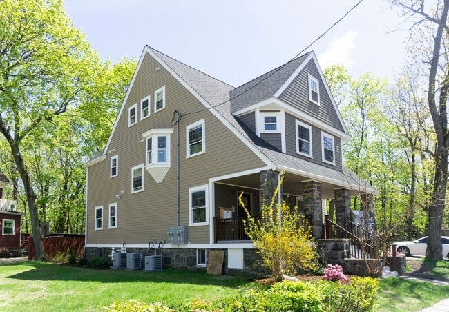 Building Photo - Great location 3-bedroom/2bath in Allston! Washer/Dryer in Unit!