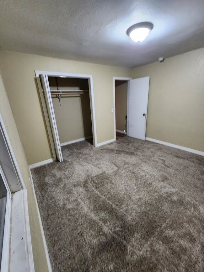 Building Photo - Charming 2-Bed Home