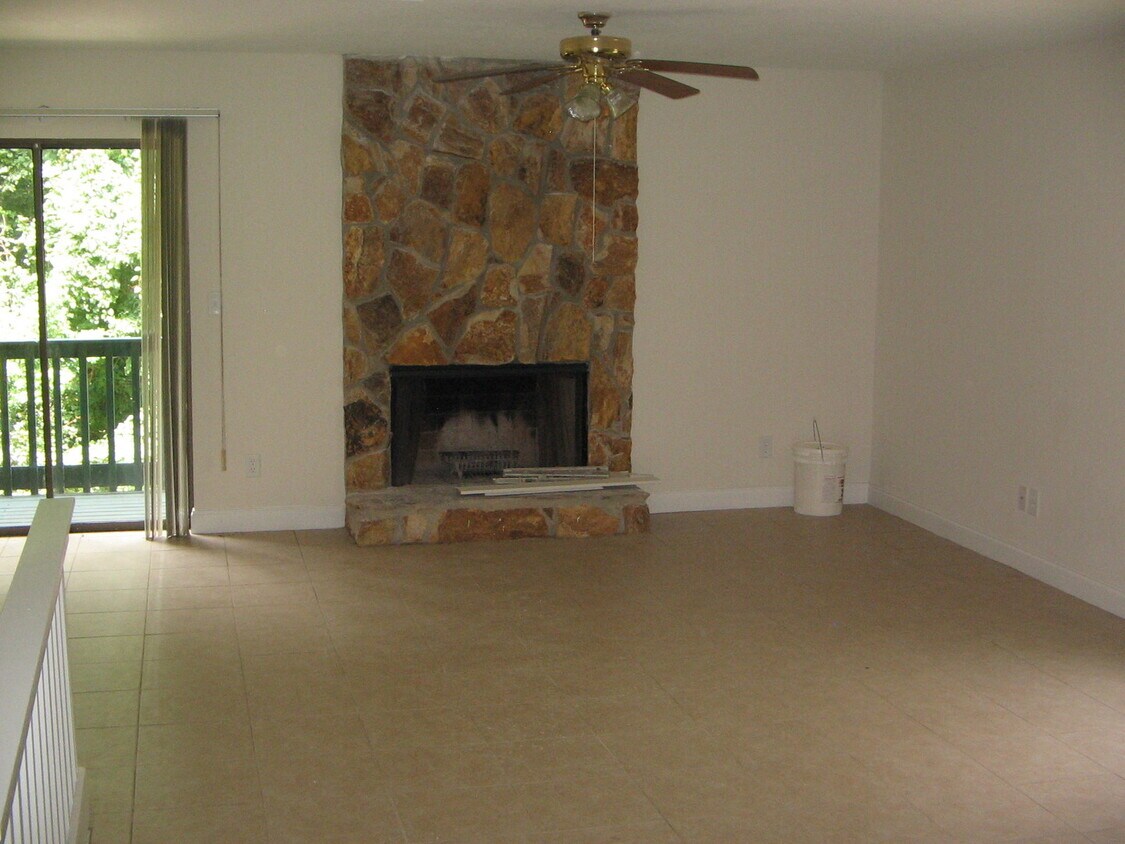 Foto del edificio - Very Unique Three Story Home...Available July 2026!!