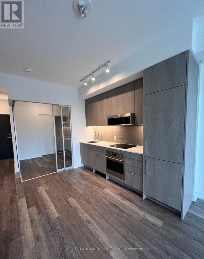 Photo du bâtiment - 250-250 Lawrence Ave W