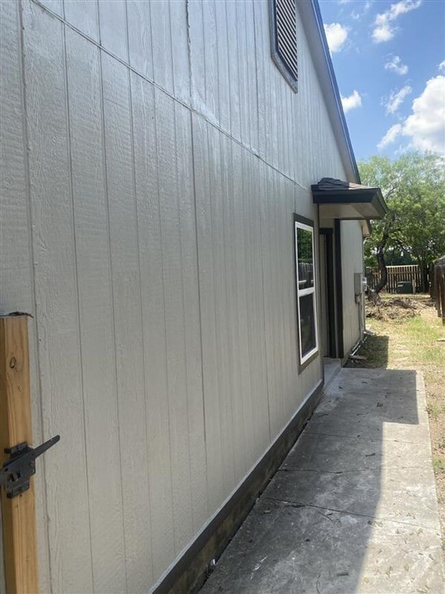Building Photo - GREAT 2/2/1 DUPLEX