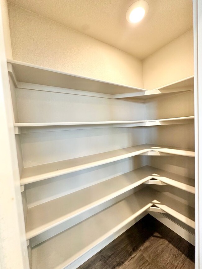 Building Photo - Move In ready home on Castor