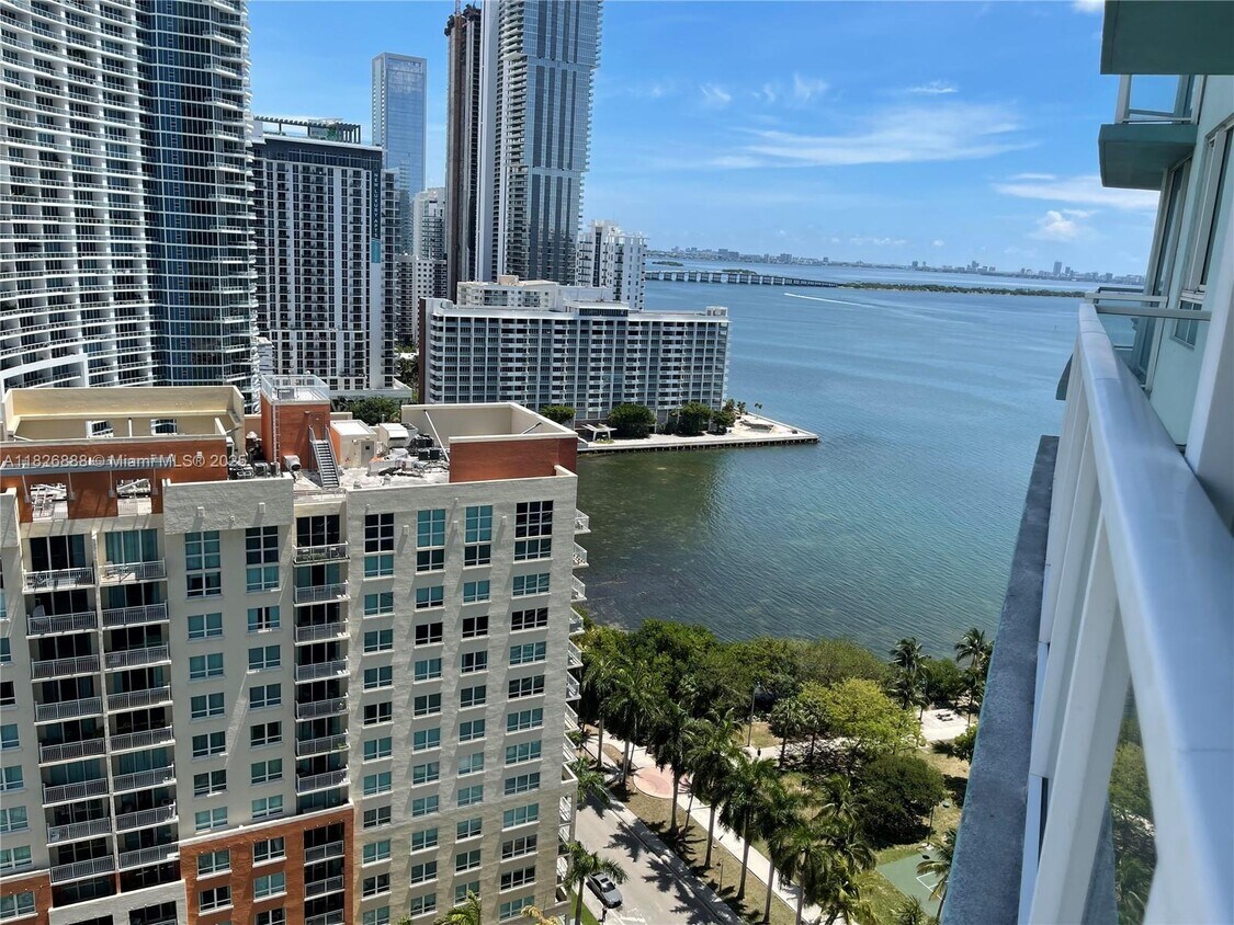 Primary Photo - 1900 N Bayshore Dr