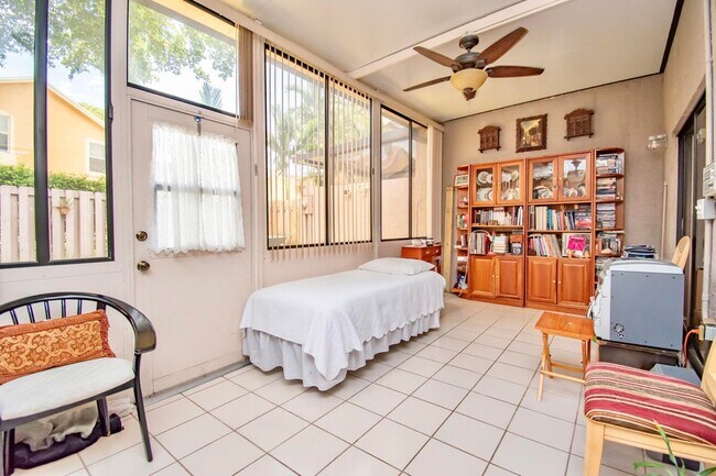Foto del edificio - 6640 Thornhill Ct