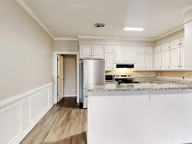 Building Photo - 2112 Fairway Ct SE