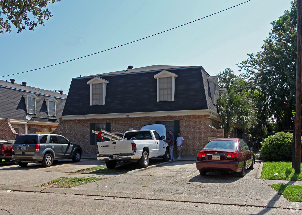 Building Photo - 609-613 Farmington Pl