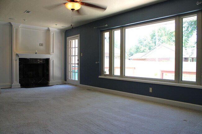 Building Photo - Charming 2 bedroom close to Highways, shop...
