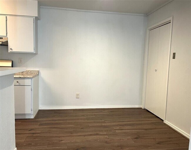 Foto del edificio - 12905 Woodforest Blvd