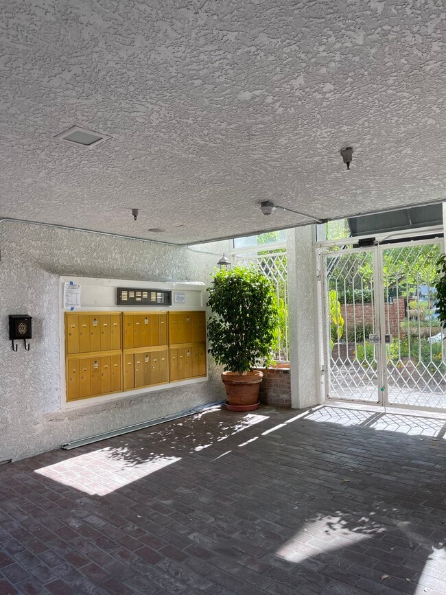 Foto del edificio - 4950 Louise Ave