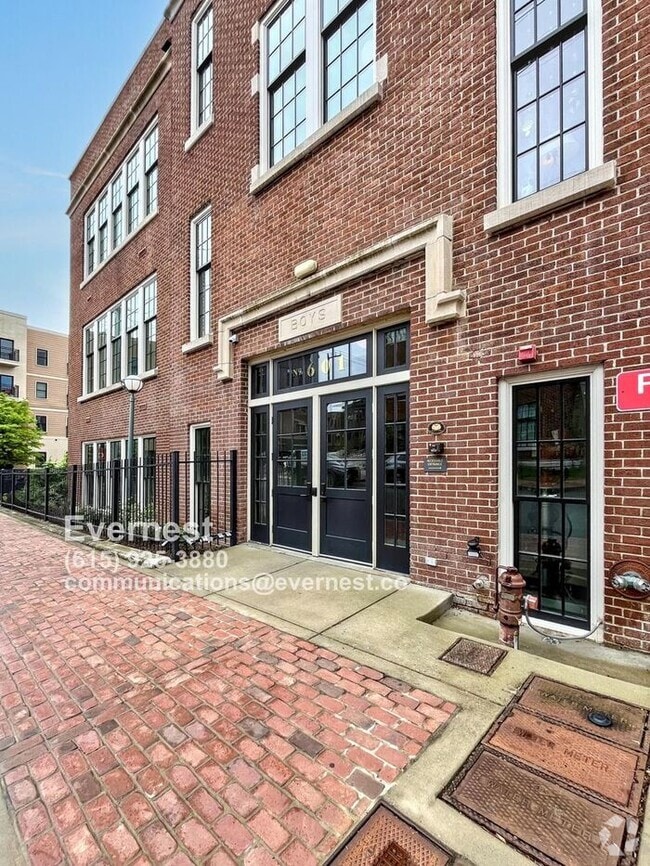 Building Photo - 601 Madison St