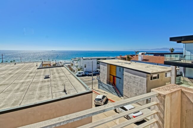 Building Photo - 4021 Crest Dr