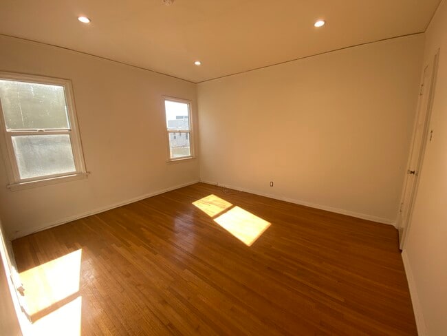 Building Photo - 331 N Gardner St