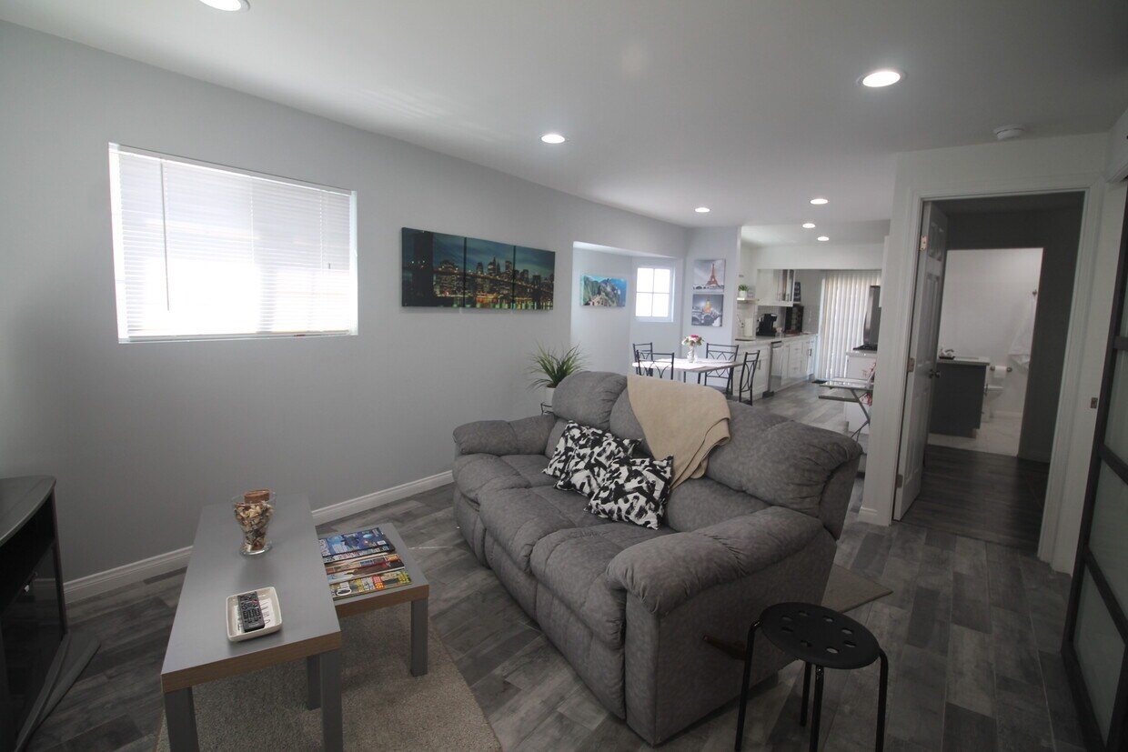 Foto principal - 4233 Lockwood Ave