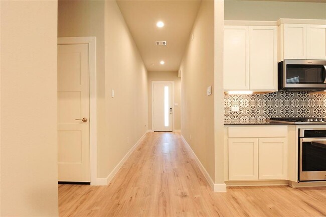 Building Photo - 22807 Castello Lakes Dr