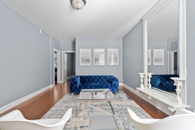 Foto del edificio - 2228 N Bissell St