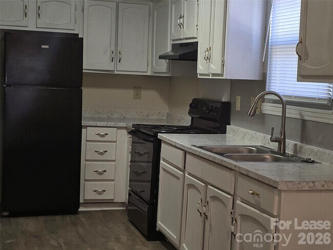Foto del edificio - 5323 Chestnut Lake Dr