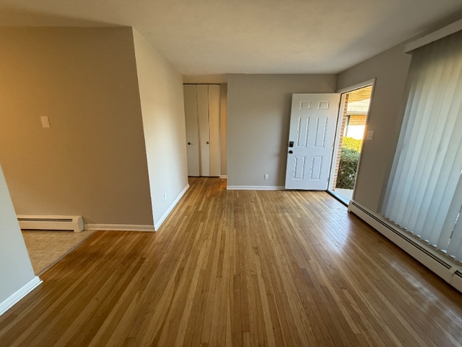 Building Photo - 652 E Main St