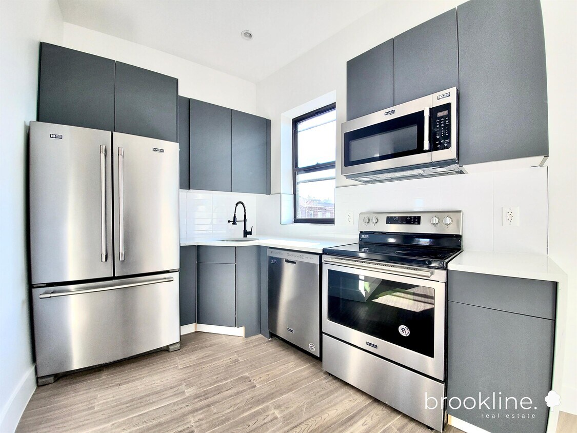 Foto principal - 1271 Willoughby Ave