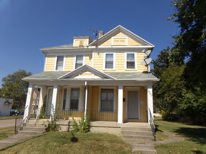 Primary Photo - Spacious 3 Bed 1 Bath Double