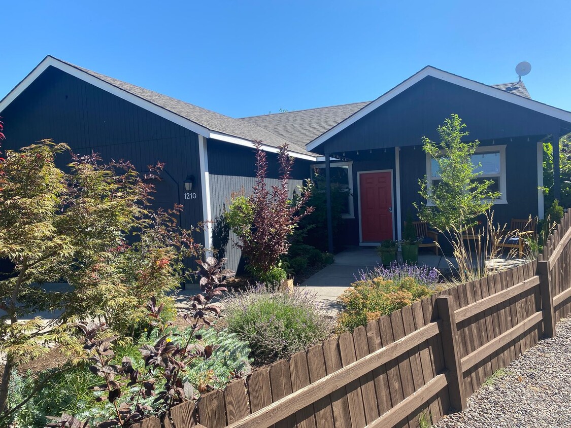A gardeners paradise! Single level home l... - A gardeners paradise!  Single level home l...