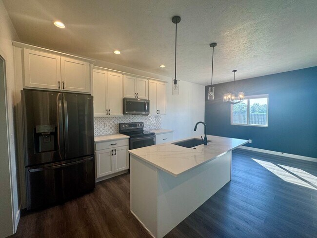 Building Photo - 5 bedroom 3 bath in SW Lincoln