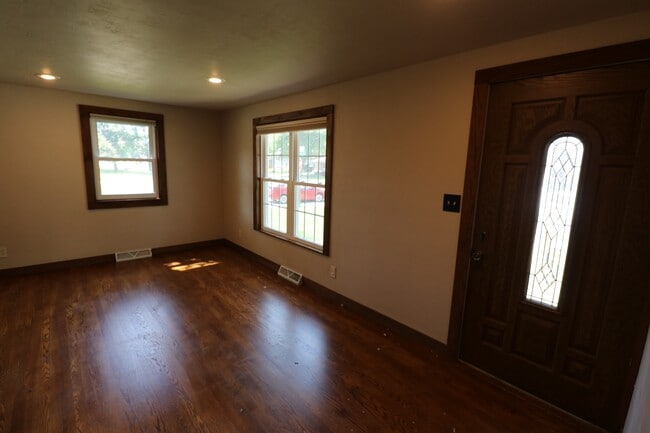 Building Photo - 563 Suburban Dr