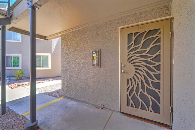 Building Photo - MOVE IN SPECIALS 2 weeks FREE - Townhouse with 2 Bedrooms 2 Bath!