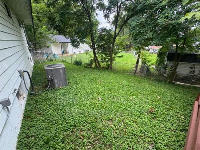 Foto del edificio - 10201 Lilac Ave