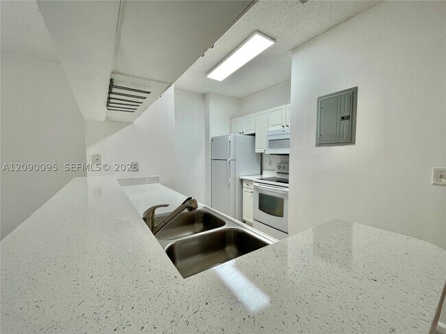 Foto del edificio - 17125 N Bay Rd