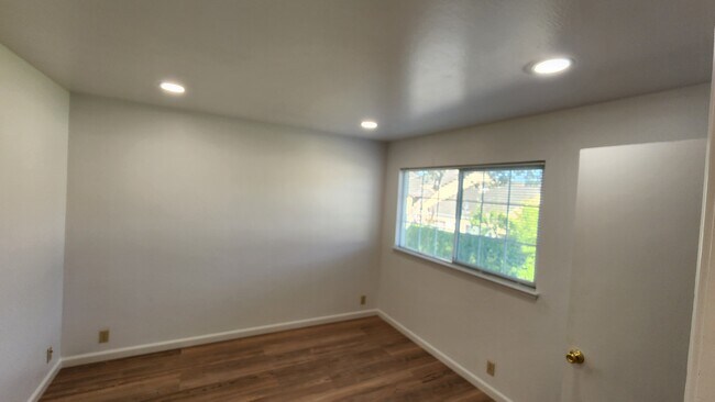 Foto del edificio - 4051 Park Center Ln