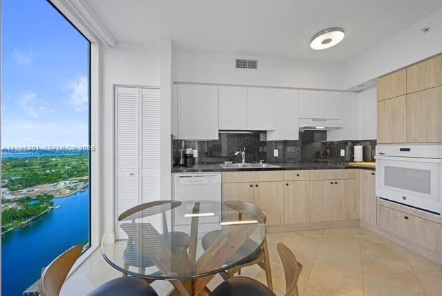Building Photo - 4779 Collins Ave